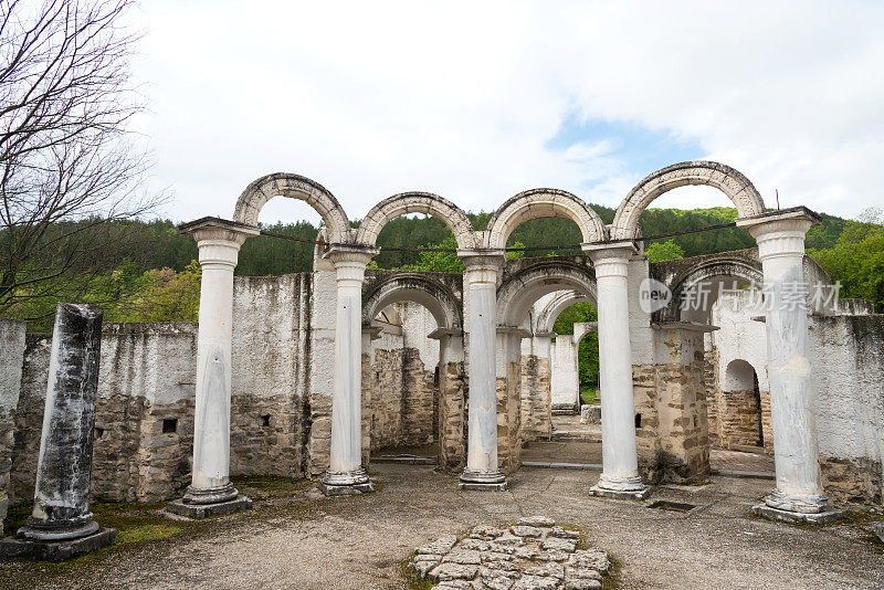 欧洲保加利亚舒曼地区的Veliki Preslav金色教堂遗址。它建于9世纪，是保加利亚统治者西缅大帝的宫殿神庙